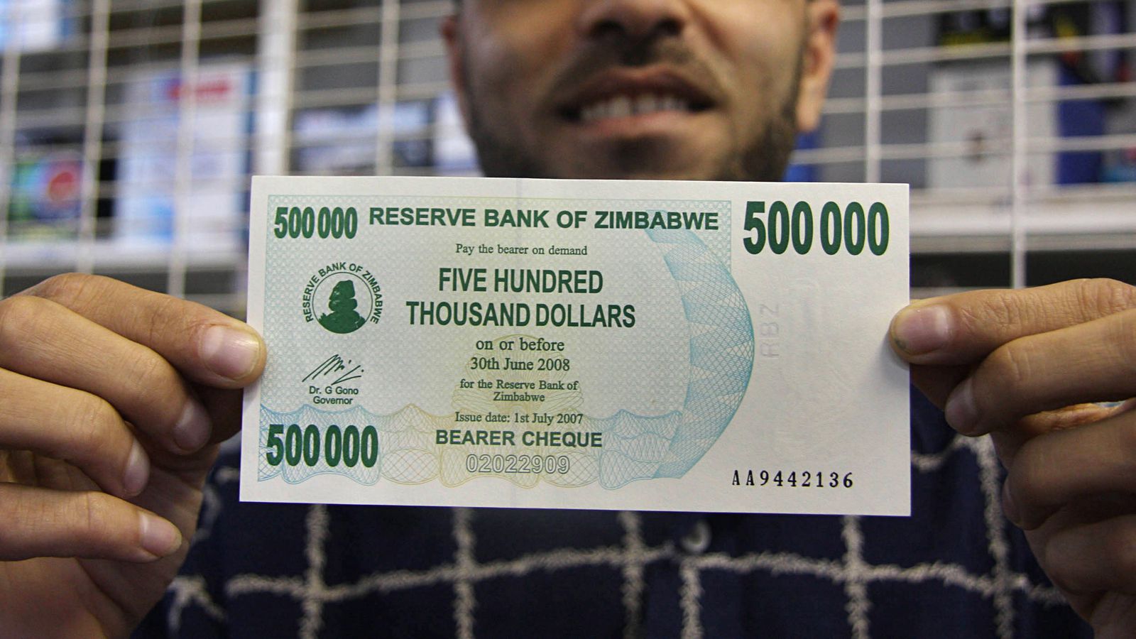 Сколько 500000 миллионов. 500000 Долларов. Зимбабвийский доллар. Доллар Зимбабве. Инфляция в Зимбабве 2008