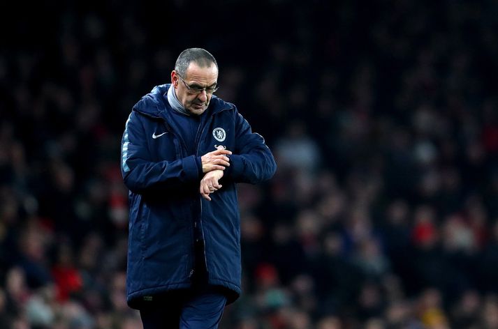 Maurizio Sarri lítur hér á úr sitt til að sjá hversu langan tíma lærisveinar hans höfðu til að breyta stöðunni um helgina. Þolinmæði er ekki eitthvað sem knattspyrnustjórar Chelsea hafa notið í gegnum tíðina og eru strax farnar að heyrast óánægjuraddir frá stuðningsmönnum Chelsea.