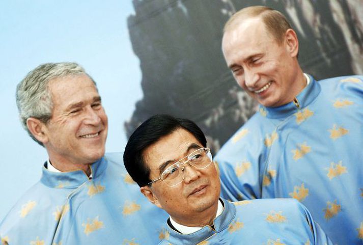 Þrír stórir Leiðtogar Bandaríkjanna, Kína og Rússlands, þeir George W. Bush, Hu Jintao og Vladimír Pútín, fengu tækifæri til að ræða málin þegar þeir hittust í Víetnam í haust.fréttablaðið/AFP