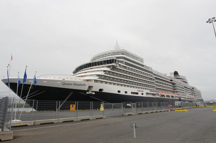 Glæsiskipið Queen Elisabeth komið til Ísafjarðar.