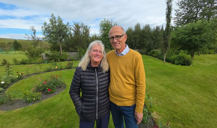 Katrín og Stefán í Ásaskóla í Skeiða- og Gnúpverjahreppi, sem eru með um 300 tegundir af rósum í garðinum sínum.