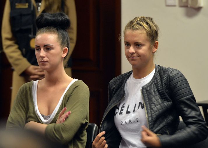 Michaella McCollum og Melissa Reid í dómsal í dag.