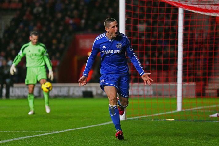 Torres fagnar marki í leik með Chelsea.
