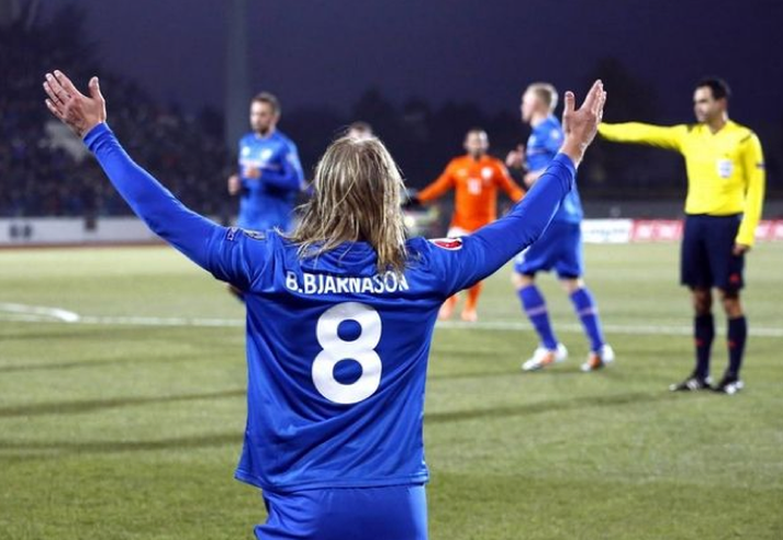 Birkir Bjarnason biður um og fær vítaspyrnu í Laugardalnum í gærkvöldi.