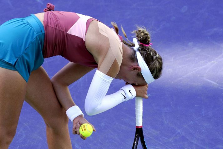 Victoria Azarenka reyndi að halda keppni áfram en átti í miklum erfiðleikum með það.