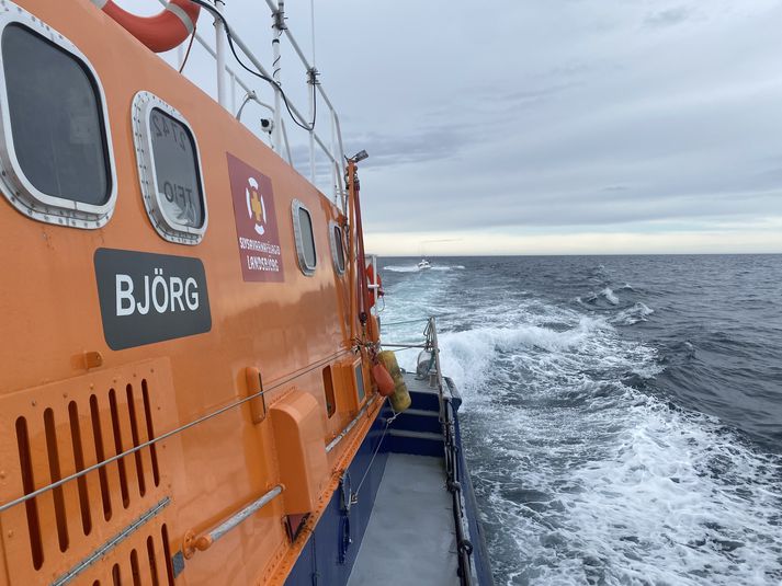 Strandveiðibáturinn í togi hjá Björg á þriðja tímanum í dag. 