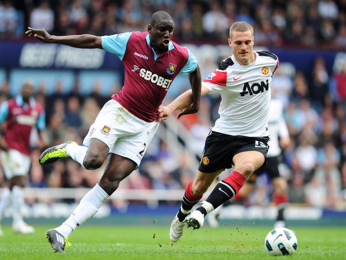 Demba Ba í baráttu við Nemanja Vidic