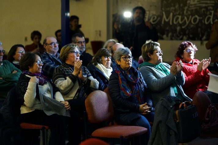 Aðstandendur fólks sem var myrt í tíð herforingjastjórnanna fylgist með réttarhöldunum í Róm frá Montevideo í Úrúgvæ.