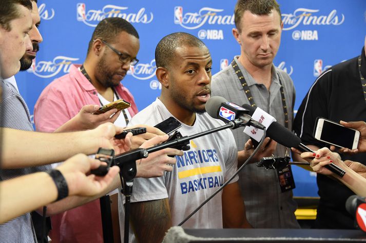 Iguodala ræðir við blaðamenn um oddaleikinn sem fer fram í nótt.