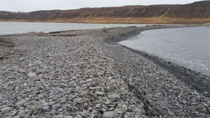 Svona leit malarkamburinn við Kollavíkurvatn út í dag. Hérna var skarðið fram á síðustu helgi. Sjá má hvalshræið sem tvær þústir til vinstri í vatninu við Mölina.