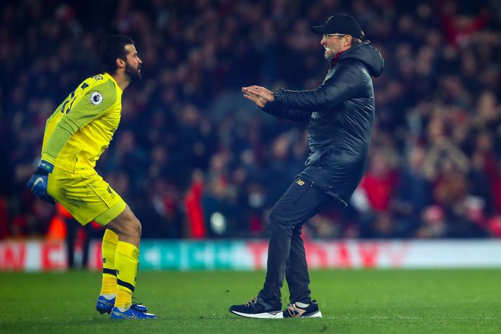 Klopp hljóp inn á völlinn og féll í faðma Alisson