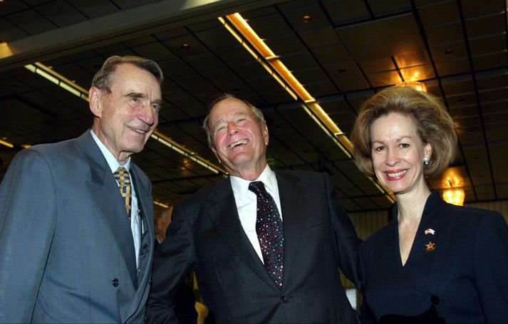 Mauno Koivisto með George Bush, fyrrverandi Bandaríkjaforseta, og Bonnie McElveen-Hunter, þáverandi sendiherra Bandaríkjanna í Finnlandi, í Helsinki árið 2002.