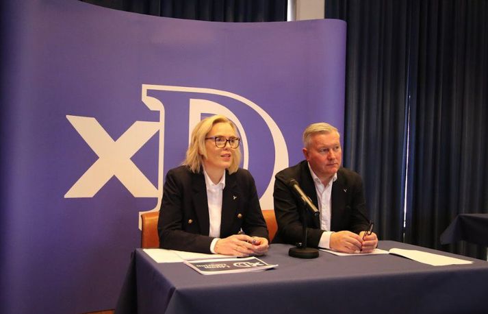 Guðrún Hafsteinsdóttir, formaður Sjálfstæðisflokksins, og Jens Garðar Helgason, varaformaður flokksins, kynntu tillögurnar í dag. 