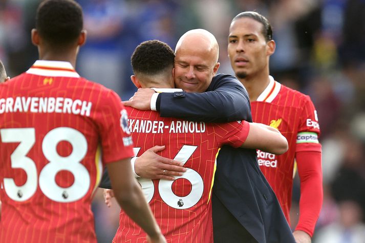 Arne Slot, knattspyrnustjóri Liverpool, faðmar Trent Alexander-Arnold eftir að sá síðarnefndi skoraði sigurmarkið á móti Leicester City á dögunum.