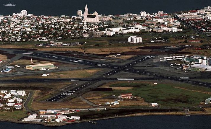 Reykjavíkurflugvöllur. Áhyggjur af aðflugi fyrir þyrlur Landhelgisgæslunnar hafa komið upp í umræðum um framtíð Reykjavíkurflugvallar í Vatnsmýrinni.