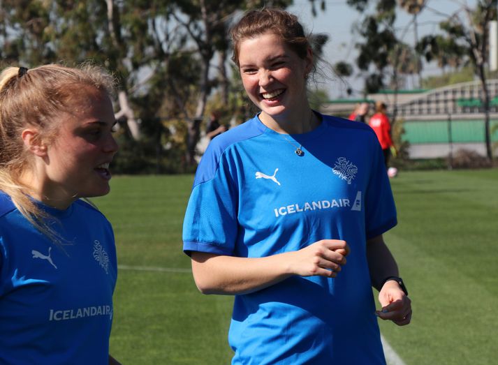 Agla María Albertsdóttir og Karólína Lea Vilhjálmsdóttir kátar á æfingu í Los Angeles í dag.