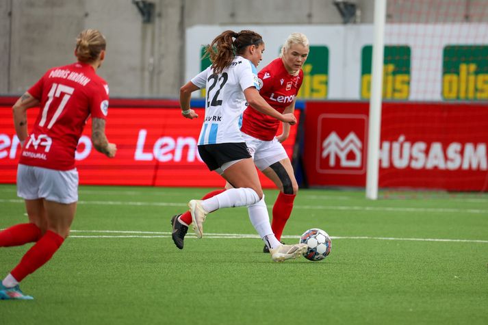 Arna Sif Ásgrímsdóttir hefur leikið afar vel í hjarta varnarinnar hjá Val á þessu keppnistímabili. 