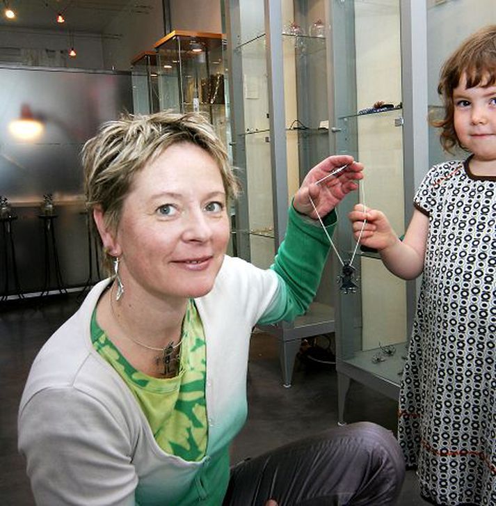 Gullsmiðurinn Sif Ægisdóttir og Una Mist með gripinn Góða Fimm ára gamall hönnuður með sitt fyrsta hálsmen. 