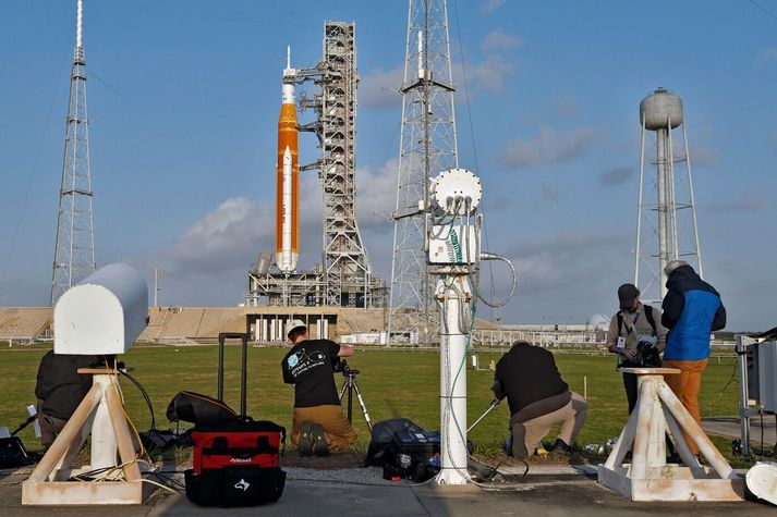 Ljósmyndarar að taka myndir af SLS-eldflaugastæðunni og Orion-geimfarinu á skotpalli í Flórída.