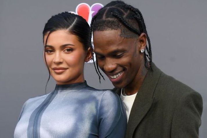 Kylie Jenner og Travis Scott eignuðu son í upphafi árs sem þau nefndu Wolf. Þau tilkynntu þó fljótlega að þau hefðu hætt við nafnið og hafa ekki enn ákveðið hvert hans endanlega nafn á að vera.