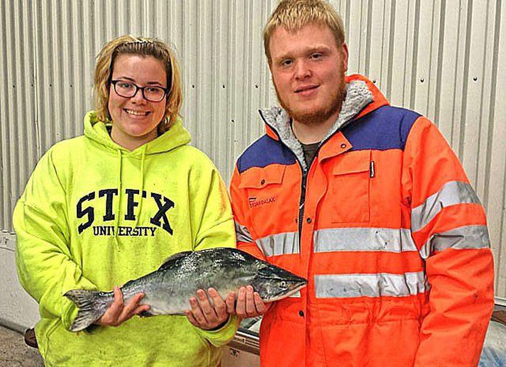 Hér eru þau Chelsey M. Landry og Niklas Karbowski með hinn kynlega lax.mynd/fjarðalax