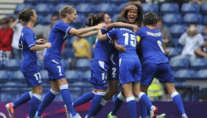 Frakkar fagna hér sigurmarki Wendie Renard.