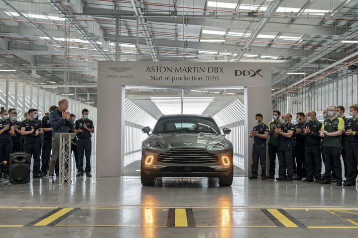 Fyrsti fullkláraði Aston Martin DBX, að sjálfsögðu í hinum goðsagnakennda græna lit.