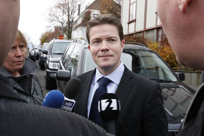 Björgvin G. Sigurðsson viðskiptaráðherra ræðir við fréttamenn í gær.