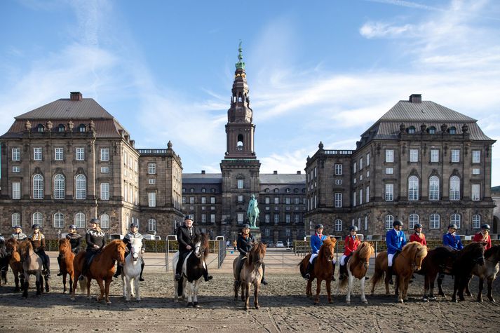 Hestamenn á reiðvellinum fyrir utan Kristjánsborgarhöll áður en lagt var af stað til Norðurbryggju.