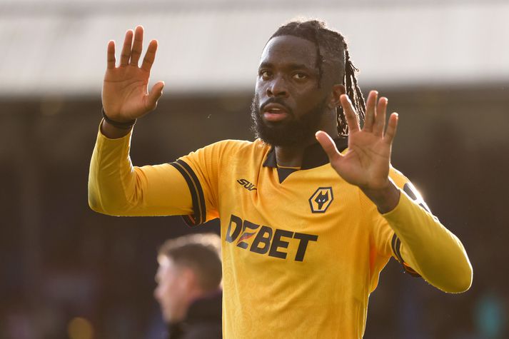 Tolu Arokodare, sóknarmaður Wolves,misnotaði vítaspyrnu í 1-0 tapi á sunnudag gegn Crystal Palace og fékk í kjölfarið skilaboð með kynþáttaníði frá nokkrum aðilum.