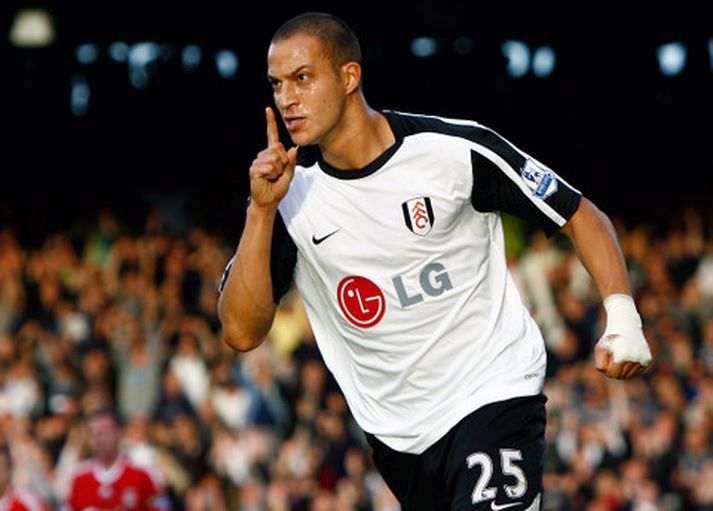 Bobby Zamora fagnar opnunarmarki sínu gegn Liverpool í dag.