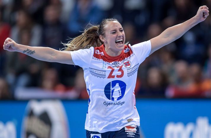 Camilla Herrem er ólétt á þessari mynd sem tekin var á HM 2017 þar sem hún vann silfur með Noregi.