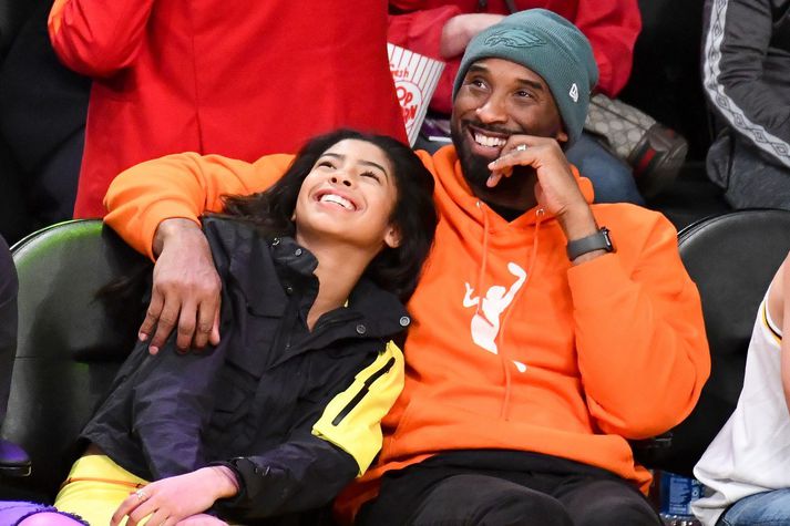 Kobe Bryant og dóttir hans Gianna Bryant sjást hér saman á körfuboltaleik.