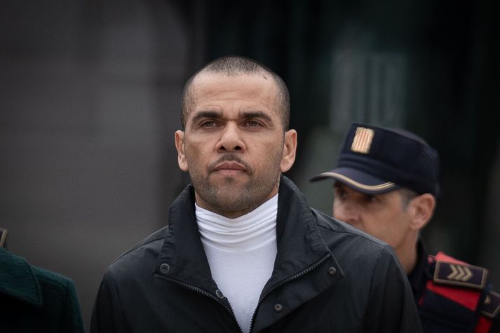 Dani Alves var í fyrra dæmdur í fangelsi fyrir að nauðga konu en er nú frjáls ferða sinna. 