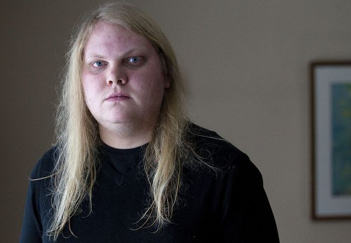 Hallvarður segir framgöngu sölumanns efnisins Orasal hafa skyggt á síðustu daga föður síns og er sár og reiður. 