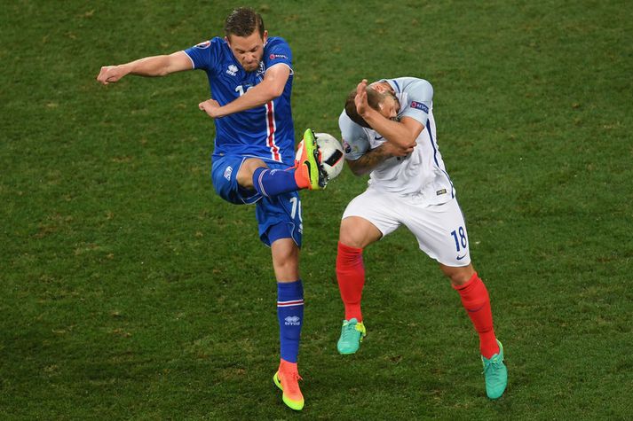 Gylfi Þór Sigurðsson í baráttu við enska landsliðsmanninn Jack Wilshere á EM 2016.