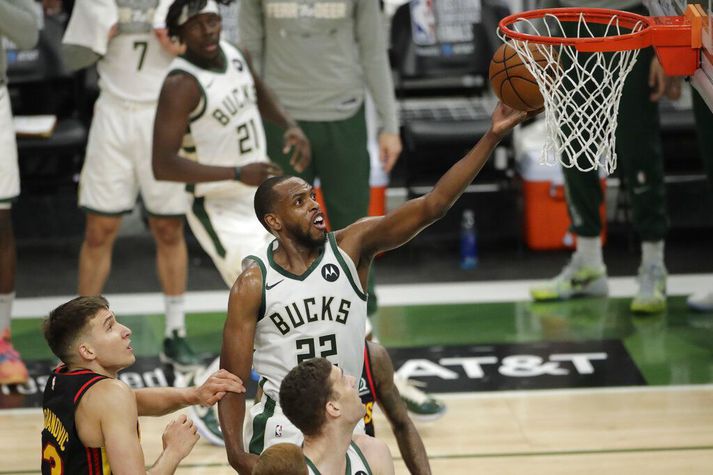 Khris Middleton kemur boltanum í körfuna.