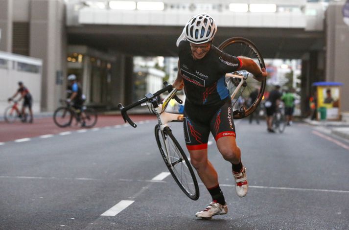 Það var ekkert grín fyrir keppendur í Cape Town City Cycle Tour að komast áfram með hjólin sín.