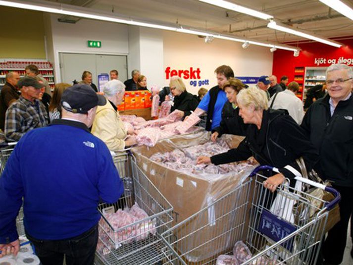 Hleypa þurfti fólki inn í Nettó í hópum vegna mannmergðar eftir að verslunin opnaði að nýju eftir breytingar