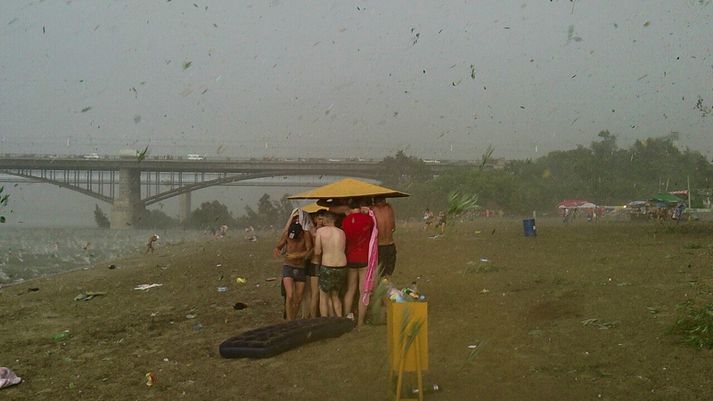 Sólstrandargestir leituðu skjóls hvar sem það var að finna.