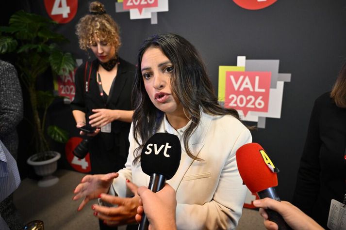 Nooshi Dadgostar, leiðtogi Vinstriflokksins. Jafnaðarmannaflokkur Magdalenu Andersson þarf á Vinstriflokknum að halda ef honum á að takast að mynda vinstristjórn.