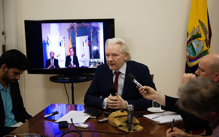 Assange hefur dvalið í sendiráði Ekvador í London síðustu tvö árin þar sem hann sótti um og fékk pólitískt hæli.