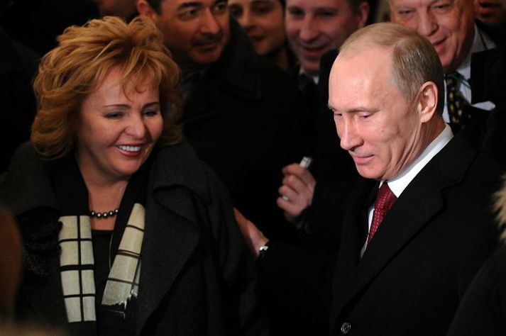 Vladimír Pútín og Ljúdmíla eiginkona hans Pútín lýsti yfir sigri í gærkvöld þegar fyrstu talningar höfðu sýnt að hann væri kominn með rúmlega 60 prósent atkvæða.nordicphotos/AFP