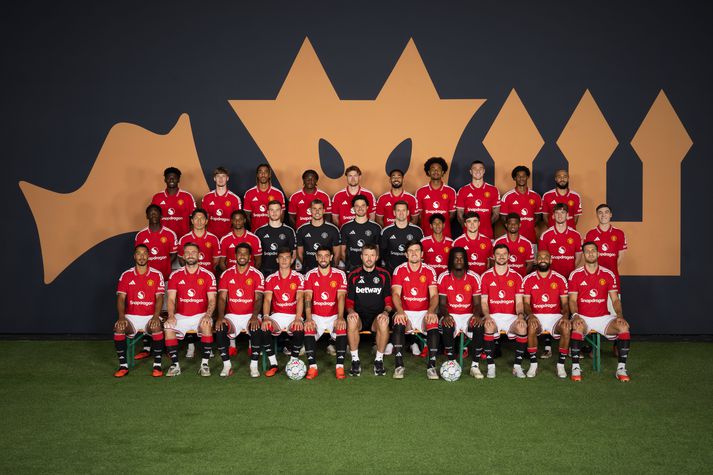 JJ Gabriel er staddur á liðsmynd Manchester United en hann er staddur í miðju röðinni númer átta frá vinstri.