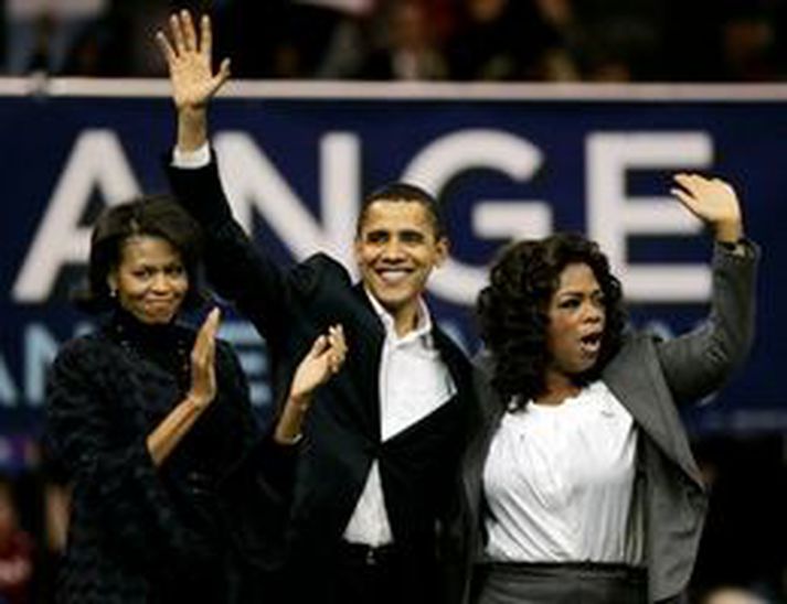 Barack Obama er hér á kosningafundi með konu sinni Michelle og Opruh.