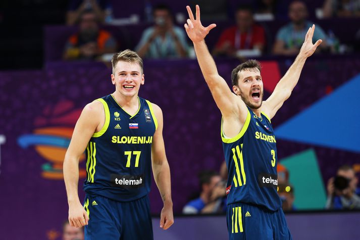 Goran Dragić og Luka Doncic fagna í kvöld.