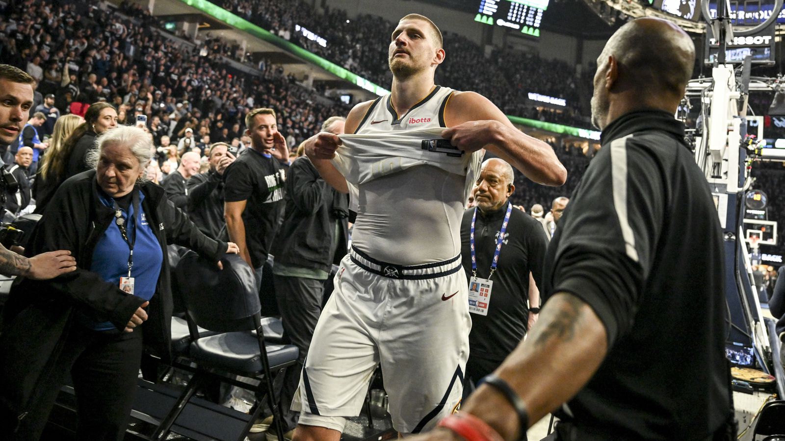 Jokic rekinn út úr húsi og Den­ver á bjarg­brúninni