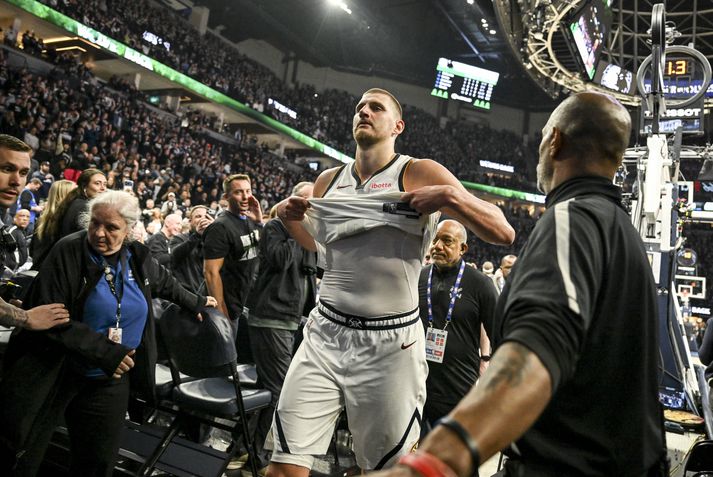Nikola Jokic var vísað af velli fyrir að ýta Jaden McDaniels.
