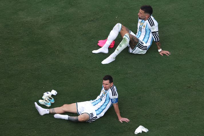 Nicolas Otamendi og Lionel Messi sitja hér í grasinu eftir úrslitaleik HM sem var síðasti landsleikur þeirra beggja.