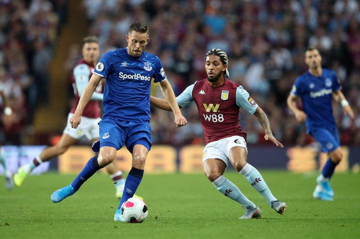 Gylfi Sigurðsson í baráttu við Douglas Luiz í leiknum í kvöld.